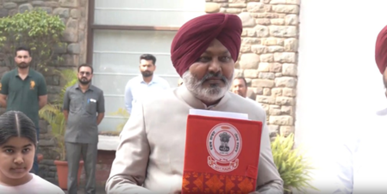 ਪੰਜਾਬ ਸਰਕਾਰ ਅੱਜ ਪੇਸ਼ ਕਰੇਗੀ ਬਜਟ, ਵਿੱਤ ਮੰਤਰੀ ਹਰਪਾਲ ਸਿੰਘ ਚੀਮਾ ਨੇ ਦਸਤਾਵੇਜ਼ਾਂ ਤੇ ਕੀਤੇ ਹਸਤਾਖਰ
