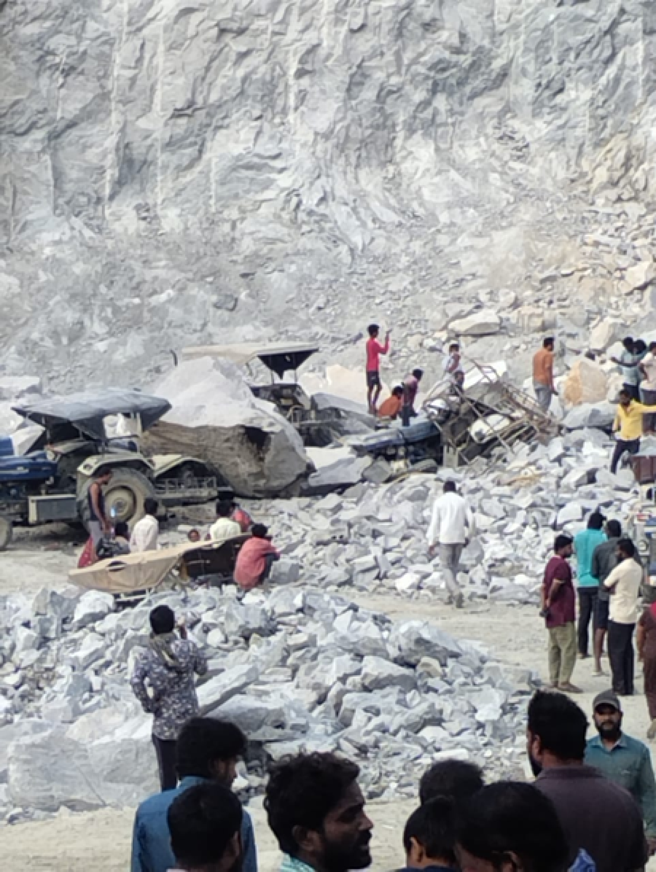 बेंगलुरु खदान हादसा: पुलिस ने क्रशर यूनिट के मालिक समेत तीन लोगों को किया गिरफ्तार बेंगलुरु खदान हादसा: पुलिस ने क्रशर यूनिट के मालिक समेत तीन लोगों को किया गिरफ्तार