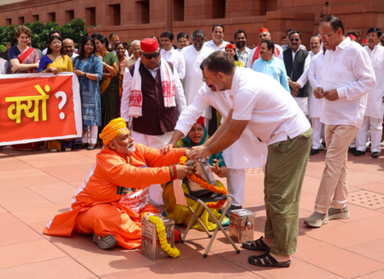 संसद परिसर में ‘भगवा कपड़ों’ में पप्पू यादव का प्रदर्शन, भाजपा-वीएचपी ने विपक्ष को घेरा