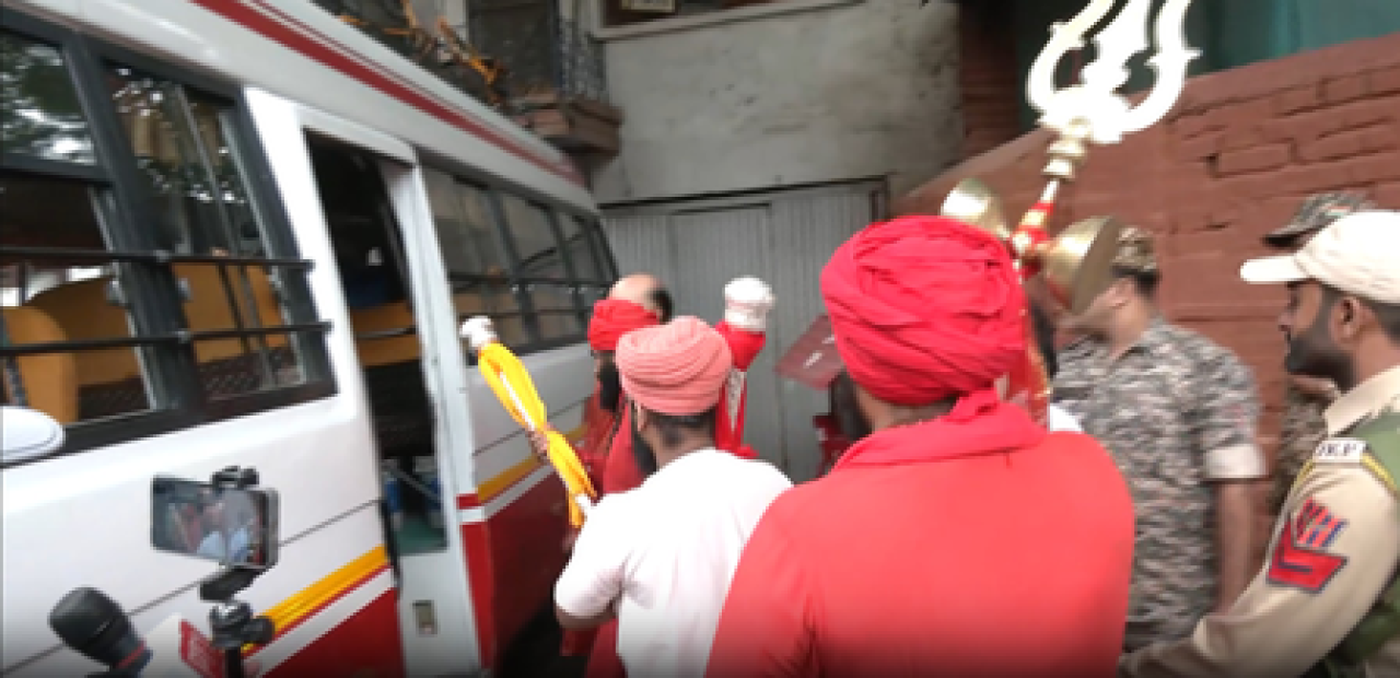 ਆਸ਼ਾਢ ਪੂਰਨਿਮਾ ਤੇ ਛੜੀ ਮੁਬਾਰਕ ਪਹਲਗਾਮ ਪਹੁੰਚੀ, ਦੇਸ਼ ਭਰ ਵਿੱਚ ਸ਼ਾਂਤੀ ਅਤੇ ਸਮ੍ਰਿੱਧੀ ਦੀ ਪ੍ਰਾਰਥਨਾ ਆਸ਼ਾਢ ਪੂਰਨਿਮਾ ਤੇ ਛੜੀ ਮੁਬਾਰਕ ਪਹਲਗਾਮ ਪਹੁੰਚੀ, ਦੇਸ਼ ਭਰ ਵਿੱਚ ਸ਼ਾਂਤੀ ਅਤੇ ਸਮ੍ਰਿੱਧੀ ਦੀ ਪ੍ਰਾਰਥਨਾ