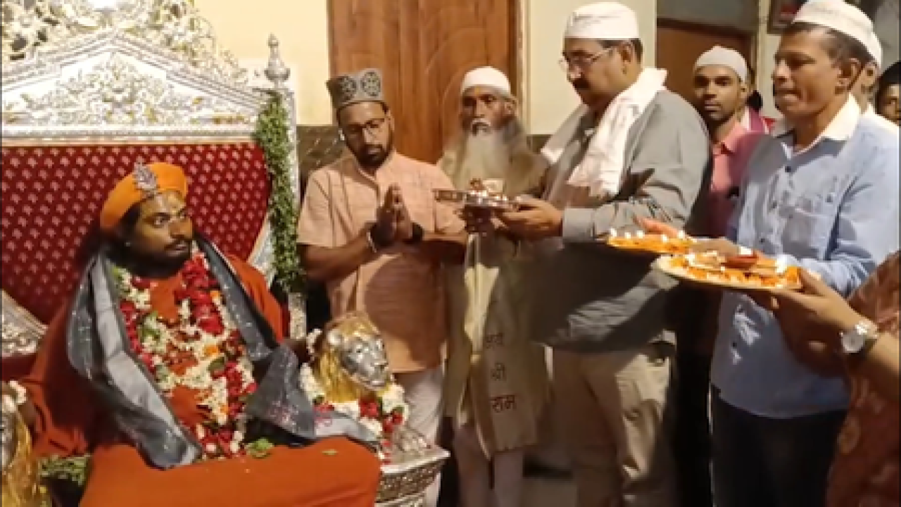 ਵਾਰਾਣਸੀ ਵਿੱਚ ਗੁਰੂ ਪੂਰਨਿਮਾ ਤੇ ਗੰਗਾ-ਜਮੁਨੀ ਤਹਜ਼ੀਬ ਦੀ ਮਿਸਾਲ
META DESCRIPTION: ਵਾਰਾਣਸੀ ਵਿੱਚ ਗੁਰੂ ਪੂਰਨਿਮਾ ਤੇ 100 ਤੋਂ ਵੱਧ ਮੁਸਲਿਮ ਭਗਤਾਂ ਨੇ ਗੁਰੂ ਦੀ ਪੂਜਾ ਕੀਤੀ। ਵਾਰਾਣਸੀ ਵਿੱਚ ਗੁਰੂ ਪੂਰਨਿਮਾ ਤੇ ਗੰਗਾ-ਜਮੁਨੀ ਤਹਜ਼ੀਬ ਦੀ ਮਿਸਾਲ
META DESCRIPTION: ਵਾਰਾਣਸੀ ਵਿੱਚ ਗੁਰੂ ਪੂਰਨਿਮਾ ਤੇ 100 ਤੋਂ ਵੱਧ ਮੁਸਲਿਮ ਭਗਤਾਂ ਨੇ ਗੁਰੂ ਦੀ ਪੂਜਾ ਕੀਤੀ।