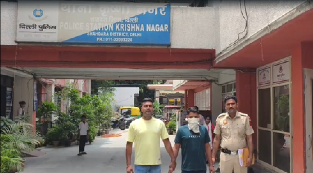 दिल्ली के शाहदरा में घर से ज्वेलरी और कैश चोरी में नौकरानी समेत दो आरोपी गिरफ्तार दिल्ली के शाहदरा में घर से ज्वेलरी और कैश चोरी में नौकरानी समेत दो आरोपी गिरफ्तार